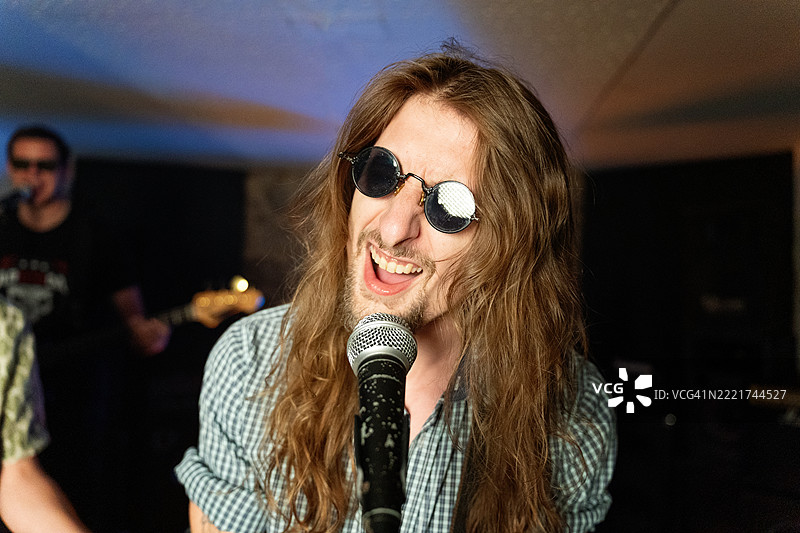 充满活力的男性歌手激情四溢地现场表演，风格独特图片素材