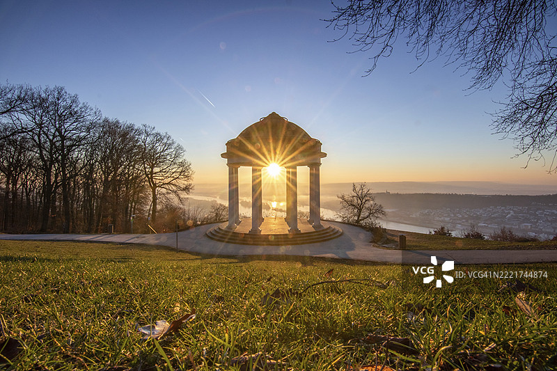 美丽的寺庙景观。冬日清晨的日出。莱茵河畔的尼德瓦尔德神庙、尼德瓦尔德纪念碑、黑森州、德国、欧洲的美景。图片素材