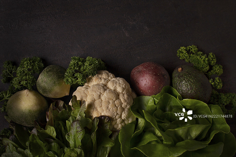 秋季丰收，来自花园的成熟蔬菜和绿叶，暗色照片，留白空间图片素材