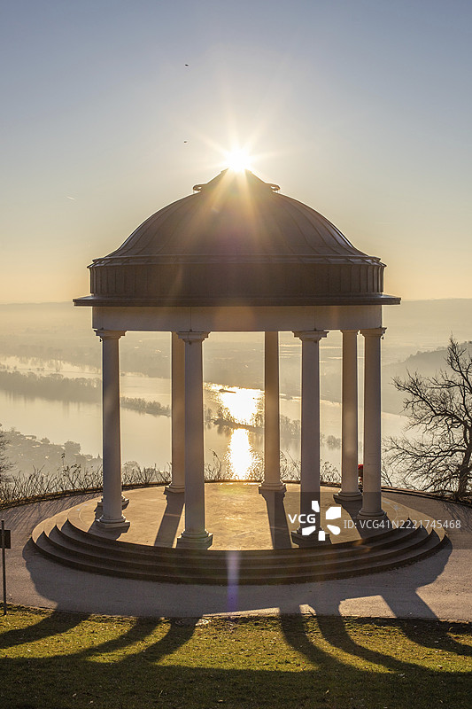 美丽的寺庙景观。冬日清晨的日出。莱茵河畔的尼德瓦尔特神庙，尼德瓦尔特纪念碑，黑森州，德国，欧洲的美景。图片素材