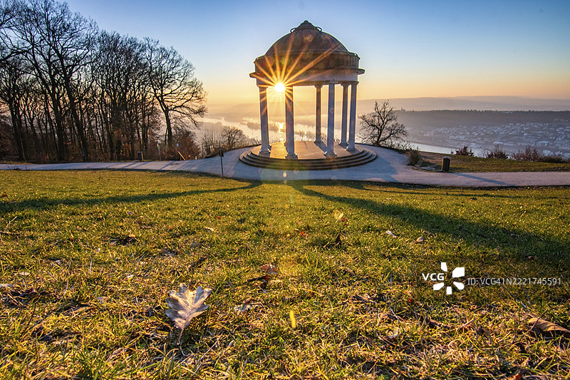 冬季早晨的日出，全景镜头下的美丽寺庙。莱茵河畔的尼德瓦尔德神庙、尼德瓦尔德纪念碑，黑森州，德国，欧洲的美景。图片素材