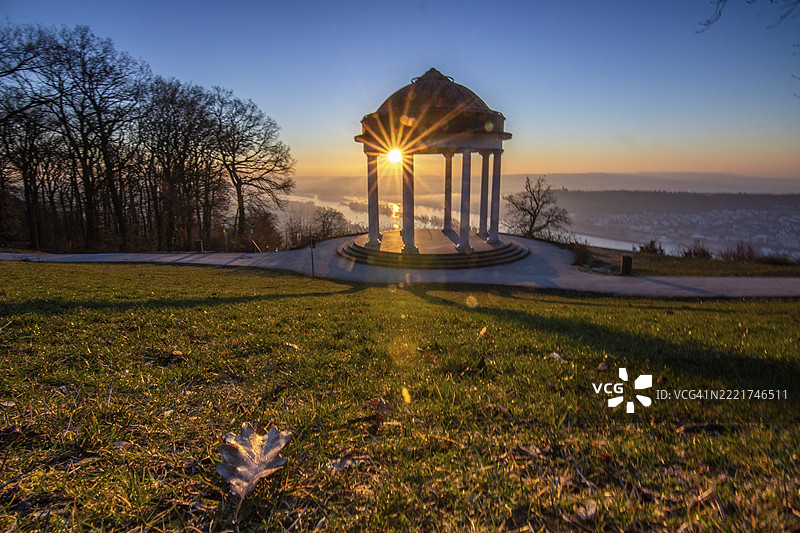 美丽的寺庙风景照。冬日清晨的日出。莱茵河沿岸的尼德瓦尔德神庙、尼德瓦尔德纪念碑、黑森州、德国、欧洲的壮丽景色。图片素材