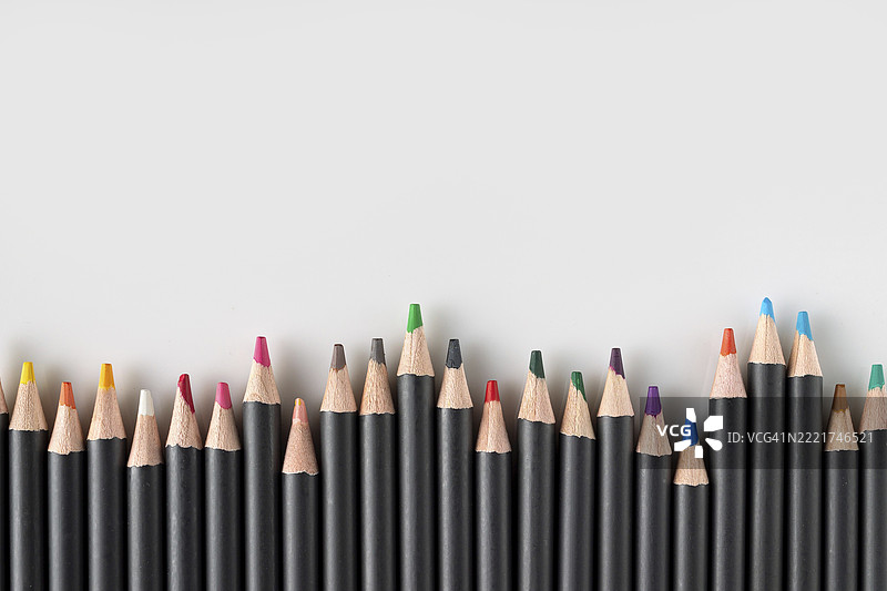 黑色铅笔与彩色铅芯在白色背景上，留白空间图片素材