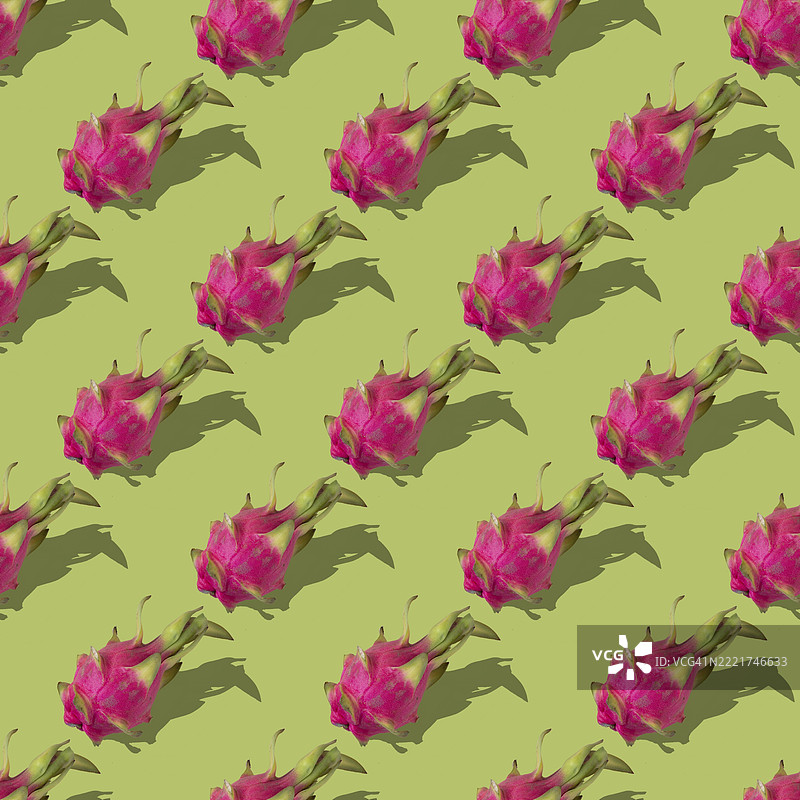 异国情调的火龙果在绿色背景上，无缝图案图片素材