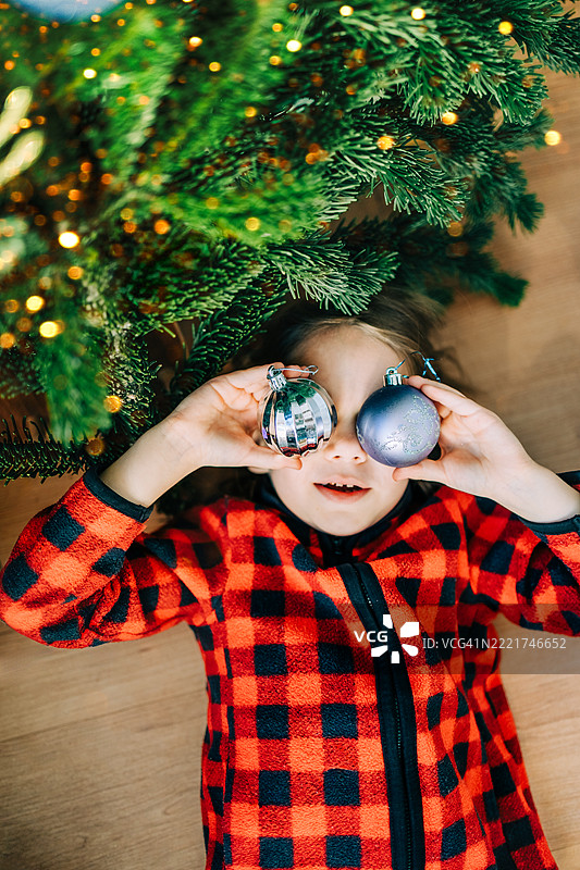 孩子在树下玩圣诞装饰品图片素材