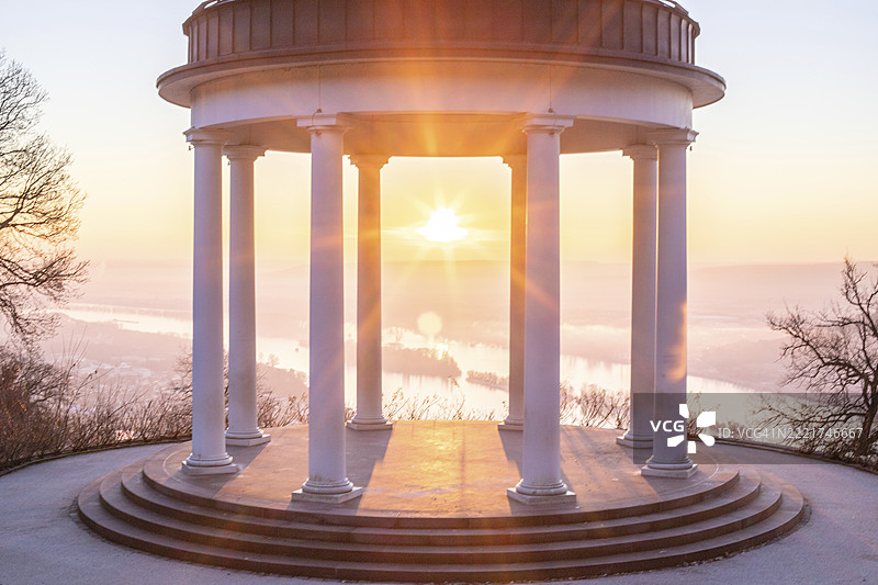 在冬季的早晨,日出时分,莱茵河畔的尼德瓦尔德神庙(Niederwaldtempel)景色优美,这里是德国黑森州(Hesse)的尼德瓦尔德纪念碑(Niederwalddenkmal)所在地,位于欧洲。图片素材