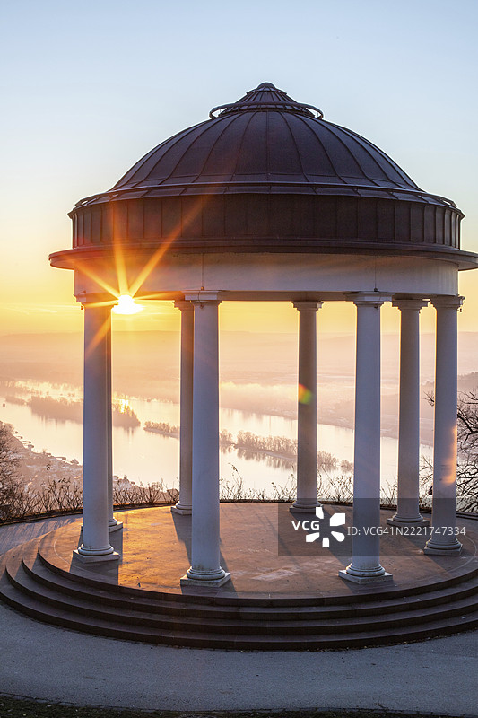 美丽的风景镜头中的寺庙。冬日清晨的日出。莱茵河畔的尼德瓦尔德神庙、尼德瓦尔德纪念碑、黑森州、德国、欧洲的美景。图片素材