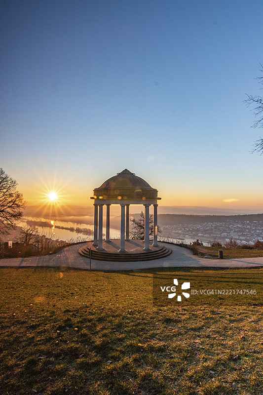 冬日清晨的日出，壮丽的莱茵河畔风光，位于德国黑森州尼德瓦尔德纪念碑旁的尼德瓦尔德神庙。图片素材