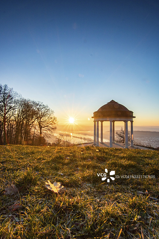冬季早晨的日出,一处风景优美的寺庙。德国黑森州莱茵河畔的尼德瓦尔德寺(Niederwaldtempel)风光,这里也是尼德瓦尔德纪念碑(Niederwalddenkmal)所在地,欧洲。图片素材
