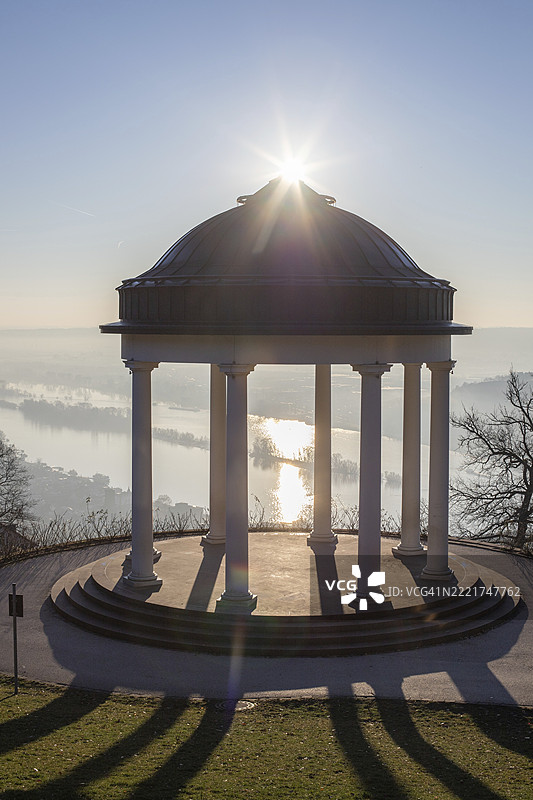 冬季早晨的日出，风景照中的美丽寺庙。德国黑森州莱茵河畔的尼德瓦尔德神庙，尼德瓦尔德纪念碑的壮丽景色。图片素材