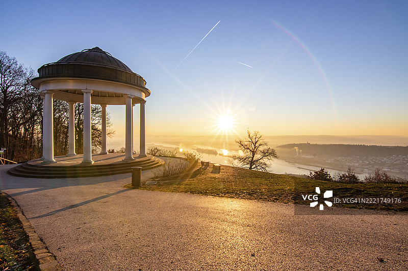 冬季早晨的日出，风景照中的美丽寺庙。莱茵河畔的尼德瓦尔德神庙、尼德瓦尔德纪念碑、黑森州、德国、欧洲的绝美景色。图片素材