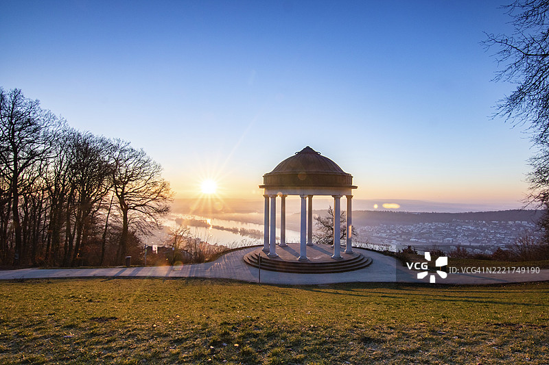 美丽的寺庙风景照。冬日清晨的日出。莱茵河畔尼德瓦尔德神庙、尼德瓦尔德纪念碑、黑森州、德国、欧洲的美景。图片素材