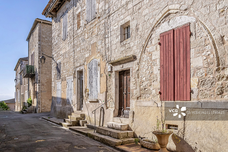 中世纪的天然石材外立面，配有红棕色和柔和色调的木百叶窗，位于法国最美丽的村庄之一，巴斯蒂德·蒙弗朗坎，洛特-加龙省，新阿基坦大区，法国，欧洲图片素材