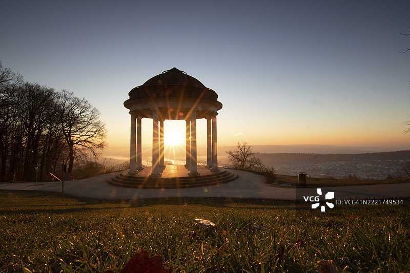 美丽的寺庙景观。冬日清晨的日出。德国黑森州莱茵河畔的尼德瓦尔德神庙和尼德瓦尔德纪念碑美景，欧洲。图片素材