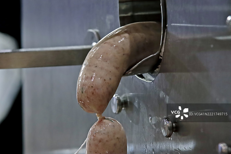 肉类工厂香肠生产过程的特写。食品工业概念图片素材