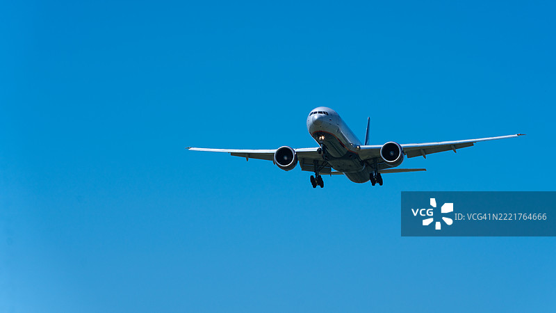 一架俄罗斯航空公司波音777-300ER客机在蓝天中飞行并降落,航线为莫斯科谢列梅捷沃国际机场至彼得罗巴甫洛夫斯克-堪察加机场。图片素材