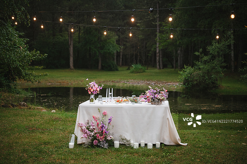 婚礼桌上装饰着新鲜花卉。森林/私奔婚礼图片素材