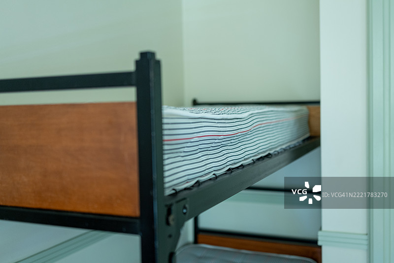 宿舍房间里的双层床图片素材