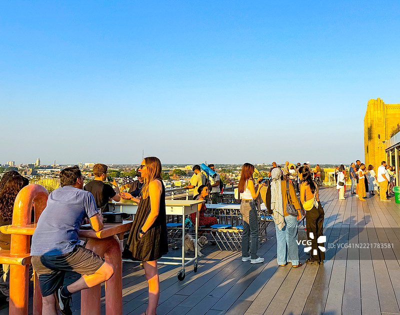 人们在南费城高处享受饮品和美景图片素材