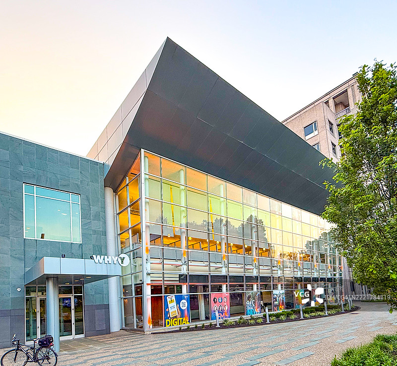 费城现代WHYY大楼的外观图片素材