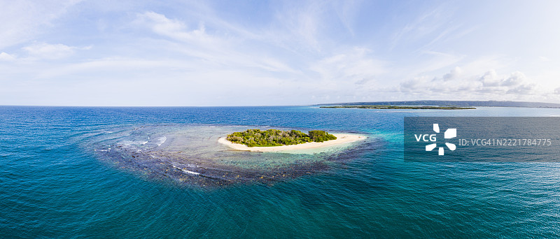 鸟瞰一座原始孤独的热带加勒比小岛，白色沙滩、珊瑚礁和椰子树。图片素材
