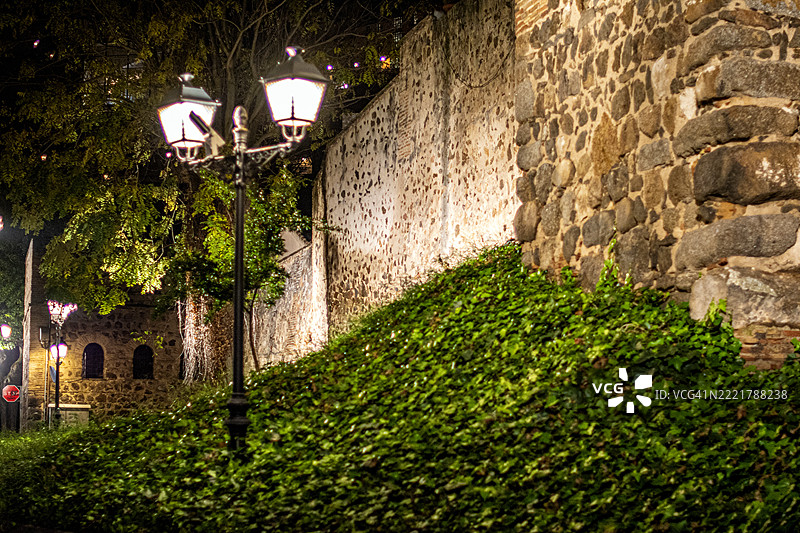 托莱多城墙，夜晚。西班牙卡斯蒂利亚-拉曼查的托莱多。图片素材