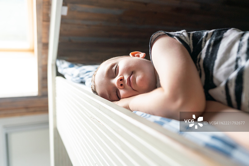 安静的孩子在明亮舒适的房间里舒适地睡觉图片素材