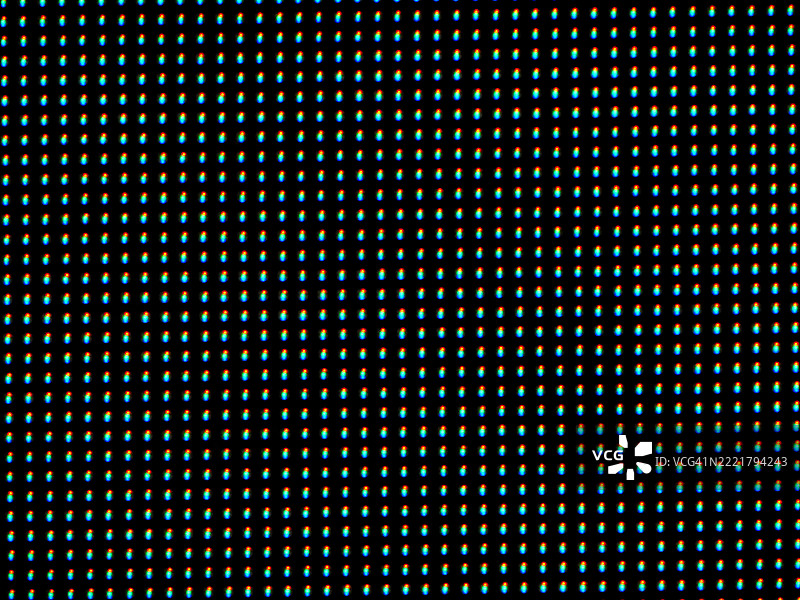 LED电视屏幕的微距摄影：黑色背景上发光的绿色、蓝色和红色点。全画幅4:3。比利时布鲁塞尔。图片素材