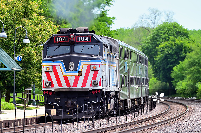 致敬涂装的机车驱动的Metra通勤列车图片素材