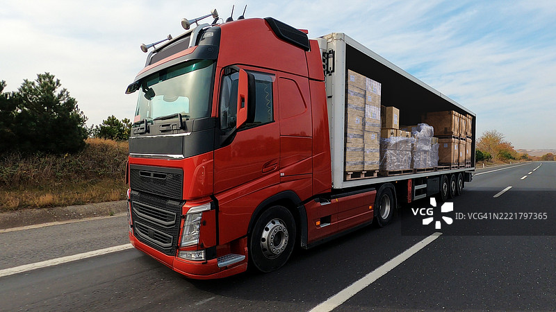 建筑材料通过卡车运输图片素材