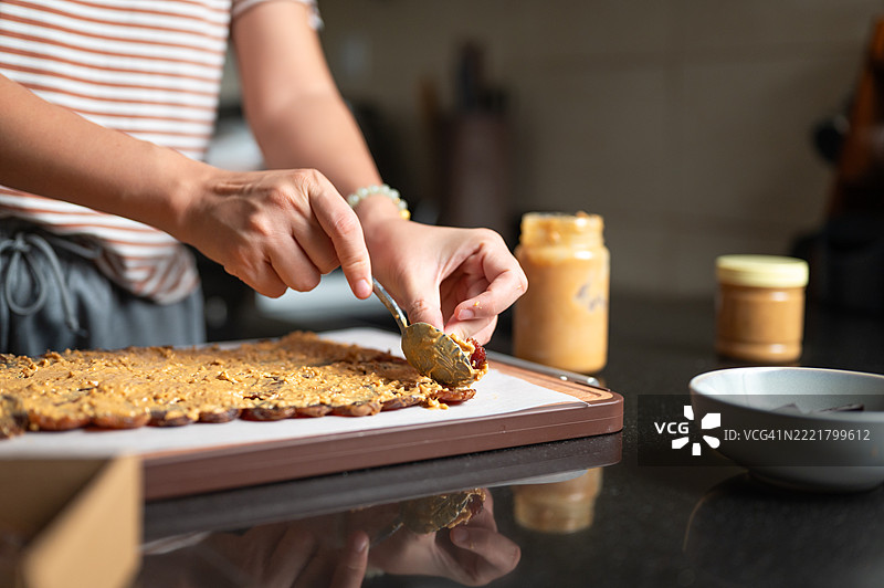 干枣的最终摆盘，搭配坚果酱图片素材