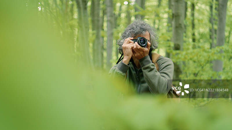 旅行摄影师用老式胶卷相机拍摄独特照片图片素材