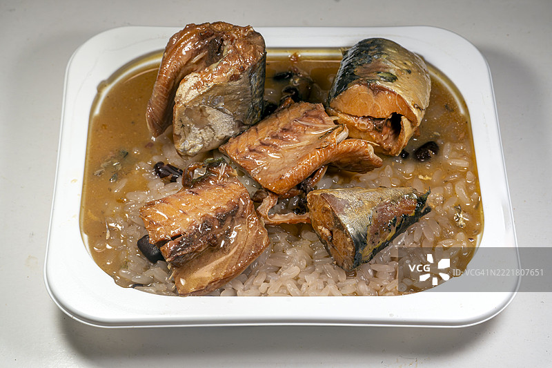微波红豆饭和罐装味噌炖鲭鱼图片素材