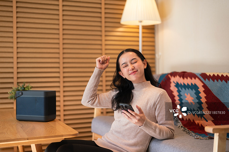 女人在家享受音乐和跳舞图片素材