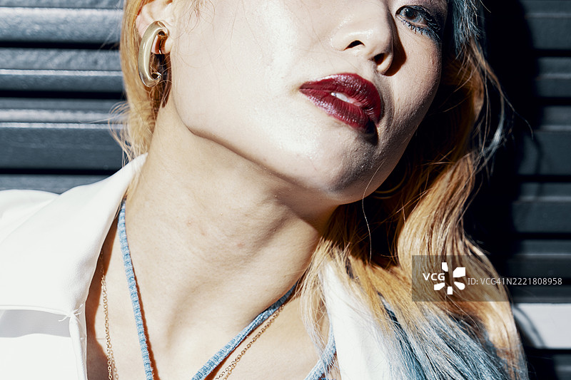 女人的下半张脸朝向镜头图片素材