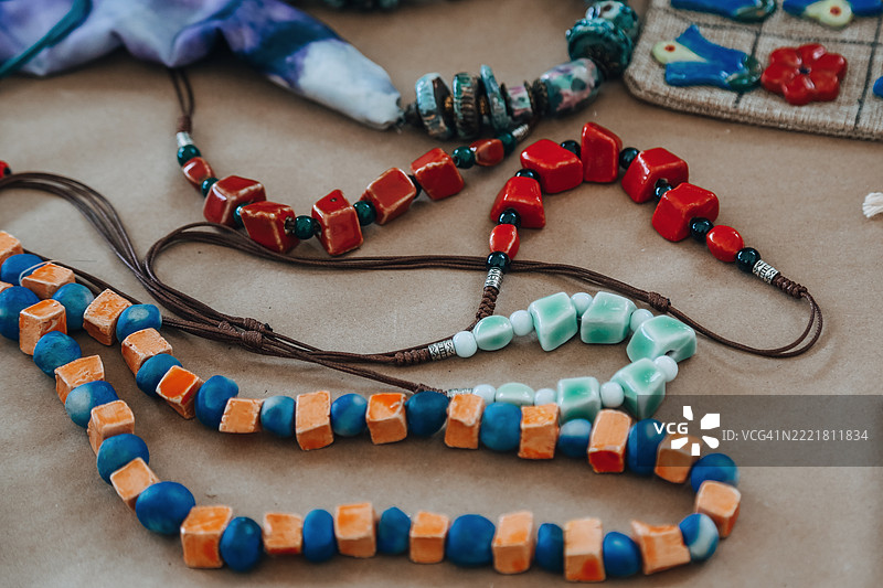 用回收材料制作的多彩塑料和石头项链，准备在当地手工艺市场出售图片素材