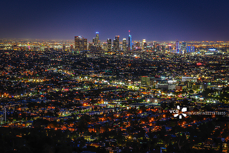 从格里菲斯天文台俯瞰洛杉矶夜景，夜灯特写图片素材