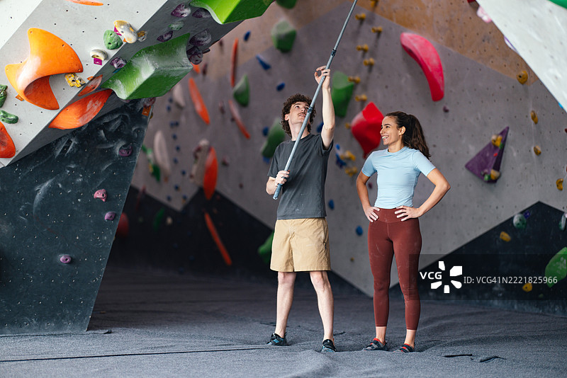 朋友们在现代健身房一起练习室内攀岩图片素材