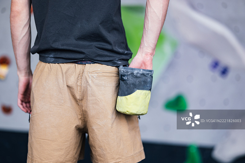 攀岩者在室内攀岩馆准备攀爬墙壁的特写镜头图片素材