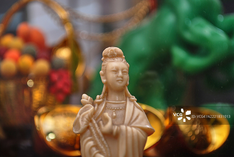 装饰性小雕像的特写镜头，居中于画面。图片素材