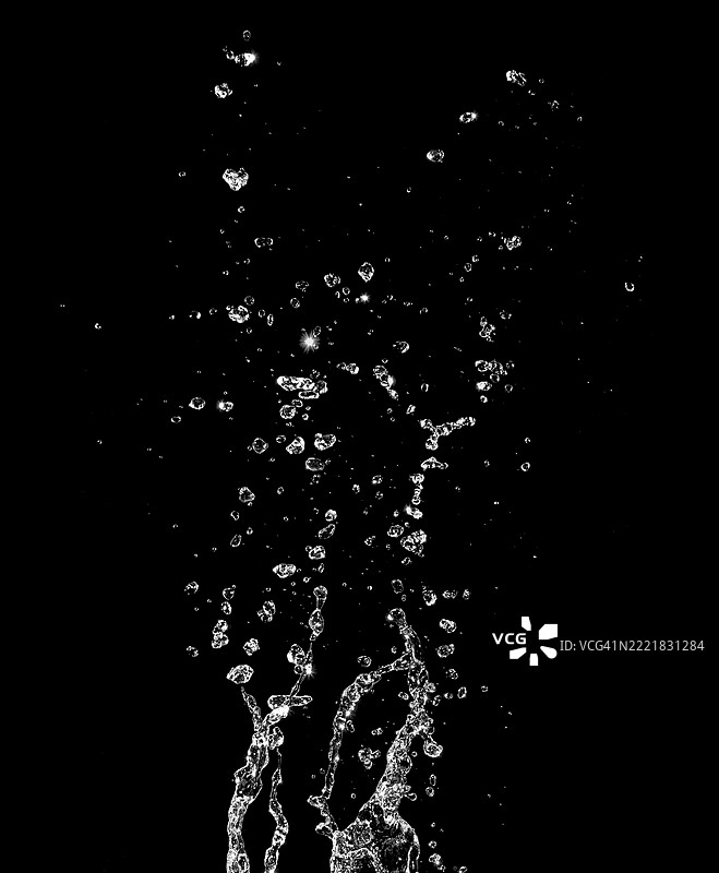 清澈的自然水花在黑色背景上飞溅。图片素材