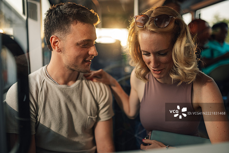 游客在公共交通上支付公交车费用，展示钱包。图片素材