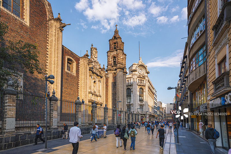 弗朗西斯科·I·马德罗大街，通常被称为马德罗街，是墨西哥城历史中心一条具有历史意义的步行街。图片素材