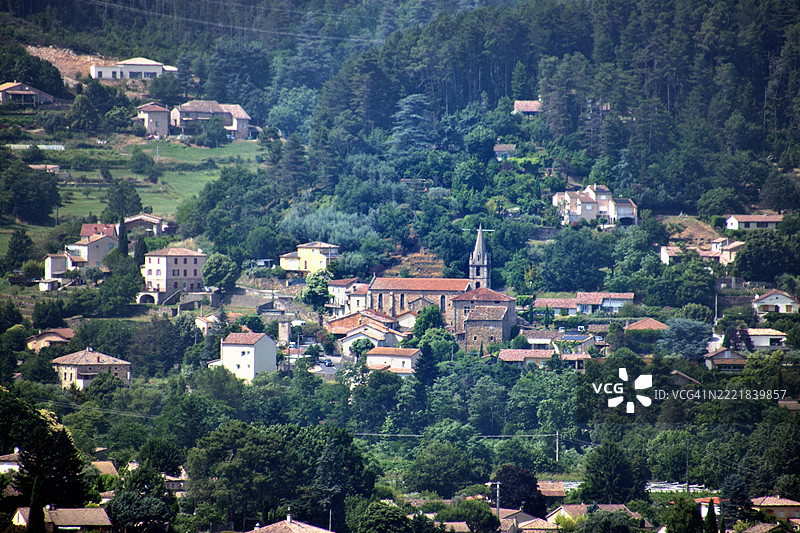 乌塞尔村及其圣皮埃尔教堂图片素材