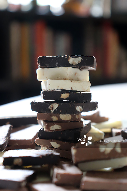 混合巧克力棒的特写堆叠静物图片素材