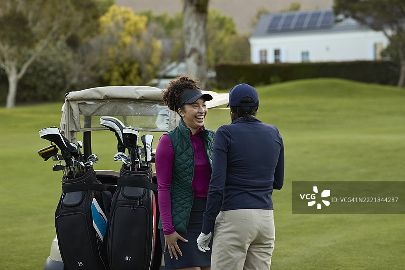 女性朋友在课程中交谈图片素材