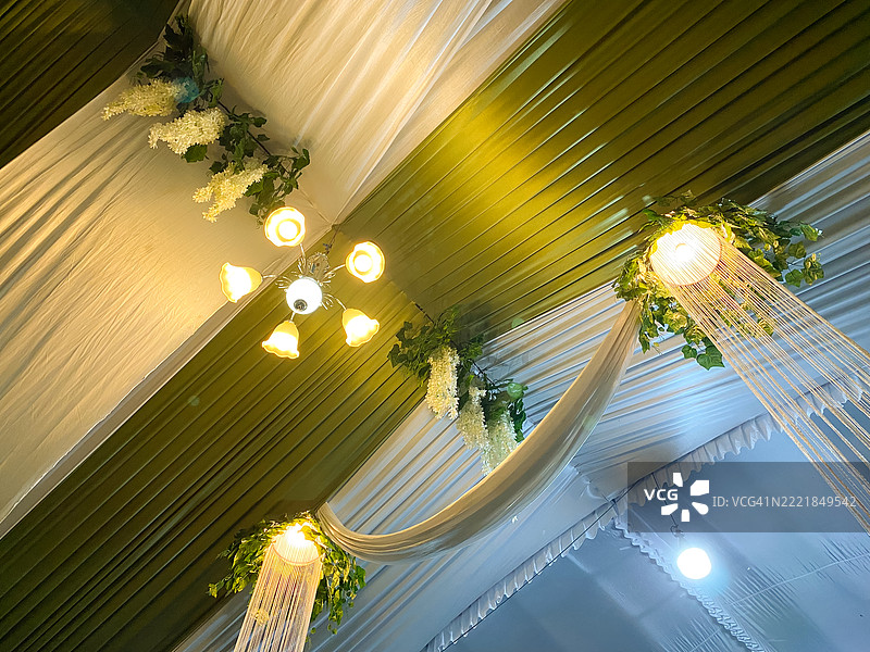 婚礼大厅屋顶上的装饰灯图片素材