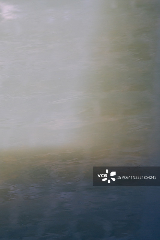 溪流中的抽象倒影图片素材