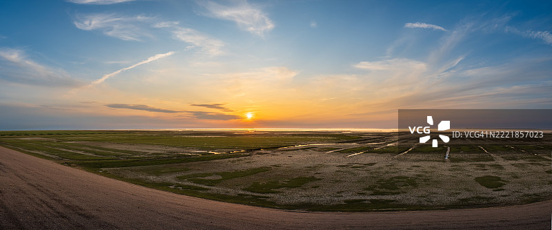 荷兰北海的日落全景，潮水退去时的景象图片素材