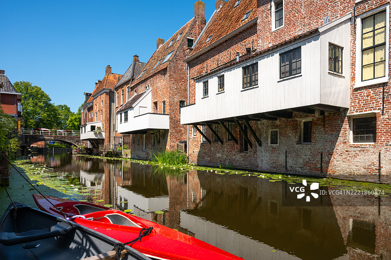 荷兰阿平赫达姆的风景如画的运河与悬挂的厨房图片素材